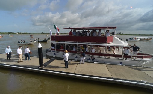 El gobernador Cuitláhuac García Jiménez encabezó el primer recorrido en el río Papaloapan del catamarán El Cuenqueño, en Tlacotalpan, en compañía de autoridades de turismo y gobierno, lo que marca el inicio de una nueva historia de turismo en la región de la Cuenca.