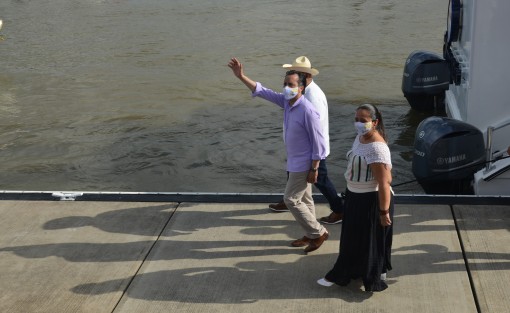 El gobernador Cuitláhuac García Jiménez encabezó el primer recorrido en el río Papaloapan del catamarán El Cuenqueño, en Tlacotalpan, en compañía de autoridades de turismo y gobierno, lo que marca el inicio de una nueva historia de turismo en la región de la Cuenca.