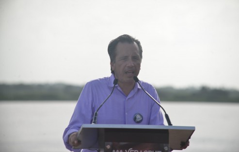 El gobernador Cuitláhuac García Jiménez encabezó el primer recorrido en el río Papaloapan del catamarán El Cuenqueño, en Tlacotalpan, en compañía de autoridades de turismo y gobierno, lo que marca el inicio de una nueva historia de turismo en la región de la Cuenca.