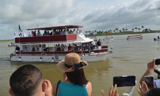 El gobernador Cuitláhuac García Jiménez encabezó el primer recorrido en el río Papaloapan del catamarán El Cuenqueño, en Tlacotalpan, en compañía de autoridades de turismo y gobierno, lo que marca el inicio de una nueva historia de turismo en la región de la Cuenca.