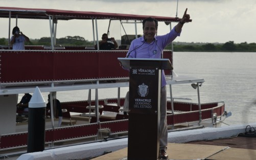 El gobernador Cuitláhuac García Jiménez encabezó el primer recorrido en el río Papaloapan del catamarán El Cuenqueño, en Tlacotalpan, en compañía de autoridades de turismo y gobierno, lo que marca el inicio de una nueva historia de turismo en la región de la Cuenca. 