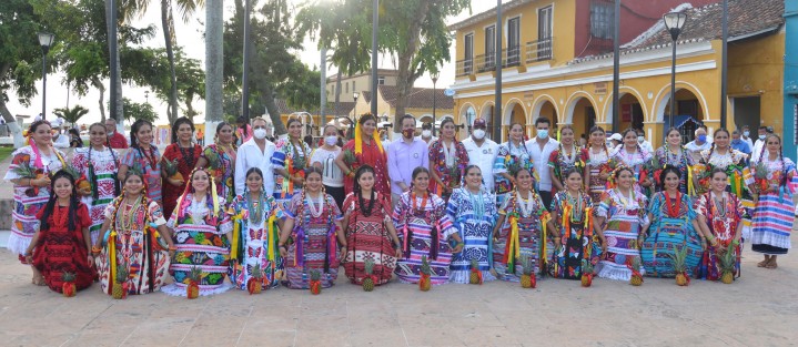 El gobernador Cuitláhuac García Jiménez encabezó el primer recorrido en el río Papaloapan del catamarán El Cuenqueño, en Tlacotalpan, en compañía de autoridades de turismo y gobierno, lo que marca el inicio de una nueva historia de turismo en la región de la Cuenca.