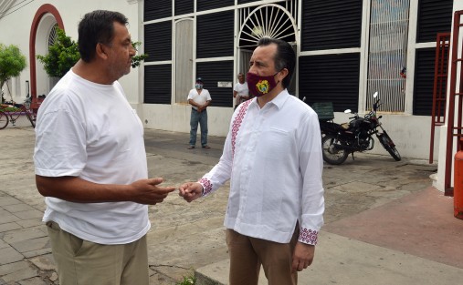 El mandatario estatal caminó por las coloridas calles de este lugar, y tuvo la oportunidad de escuchar peticiones de los habitantes, además de que le pedían tomarse fotos con él.