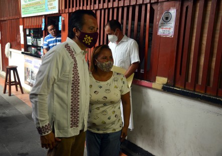 El mandatario estatal caminó por las coloridas calles de este lugar, y tuvo la oportunidad de escuchar peticiones de los habitantes, además de que le pedían tomarse fotos con él.