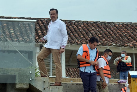 El mandatario estatal caminó por las coloridas calles de este lugar, y tuvo la oportunidad de escuchar peticiones de los habitantes, además de que le pedían tomarse fotos con él.