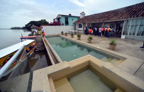 El gobernador Cuitláhuac García Jiménez  recorrió  en compañía de medios de comunicación la casa que se atribuyó al ex gobernador Javier Duarte, en Tlacotalpan. Luego del litigio se llegó a un acuerdo y ya pertenece a Gobierno del Estado y al IVEC Veracruz.