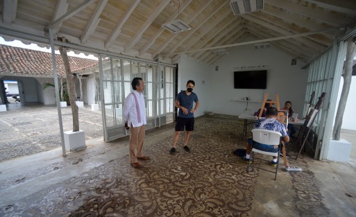 El gobernador Cuitláhuac García Jiménez  recorrió  en compañía de medios de comunicación la casa que se atribuyó al ex gobernador Javier Duarte, en Tlacotalpan. Luego del litigio se llegó a un acuerdo y ya pertenece a Gobierno del Estado y al IVEC Veracruz.