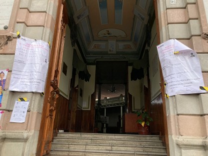 En Coatepec se registró retraso en la instalación de casillas para la consulta popular sobre enjuiciamiento a ex funcionarios públicos. Los retrasos serían debido a la inasistencia de funcionarios de casilla, y que suplentes tuvieron que acudir a reemplazarlos. 