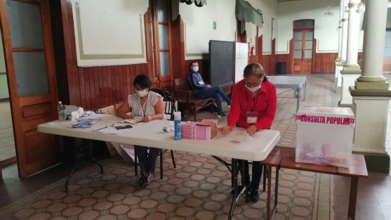 En Coatepec se registró retraso en la instalación de casillas para la consulta popular sobre enjuiciamiento a ex funcionarios públicos. Los retrasos serían debido a la inasistencia de funcionarios de casilla, y que suplentes tuvieron que acudir a reemplazarlos. 