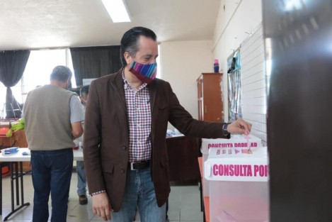 El gobernador de Veracruz, Cuitláhuac García Jiménez, acudió a la casilla que le correspondió, <em>En el ejercicio de mi deber ciudadano ante la primera consulta popular en la historia de México</em>, expresó a los medios.
