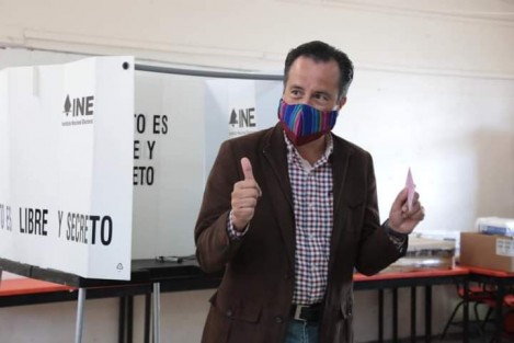 El gobernador de Veracruz, Cuitláhuac García Jiménez, acudió a la casilla que le correspondió, <em>En el ejercicio de mi deber ciudadano ante la primera consulta popular en la historia de México</em>, expresó a los medios.