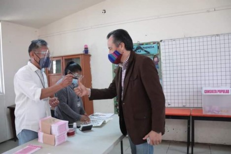 El gobernador de Veracruz, Cuitláhuac García Jiménez, acudió a la casilla que le correspondió, <em>En el ejercicio de mi deber ciudadano ante la primera consulta popular en la historia de México</em>, expresó a los medios.