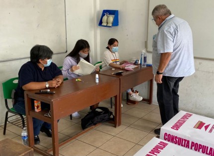 Como parte de su derecho constitucional y deber ciudadano este domingo primero de agosto, Manuel Huerta Ladrón de Guevara participó en la primer consulta popular en la historia de México. 