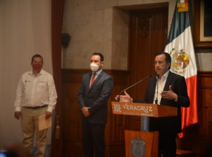 El Gobernador Cuitláhuac estuvo acompañado en su conferencia de prensa por los titulares de SEDARPA, Evaristo Ovando y SEFIPLAN, José Luis Lima.