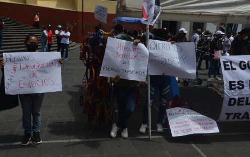 Comerciantes ambulantes adheridos a la organización Vive y Miles colocaron un plantón permanente en la plaza Lerdo de Xalapa para pedir alto al acoso de parte autoridades municipales.