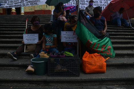 Comerciantes ambulantes adheridos a la organización Vive y Miles colocaron un plantón permanente en la plaza Lerdo de Xalapa para pedir alto al acoso de parte autoridades municipales.