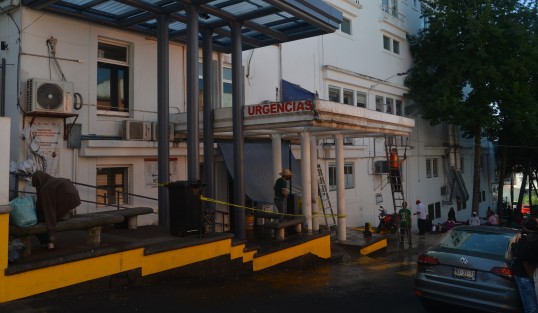Mantenimiento a la entrada del área de Urgencias del Hospital Dr. Luis F. Nachón. Siempre hace falta y nunca  es suficiente. 