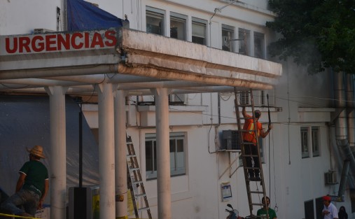 Mantenimiento a la entrada del área de Urgencias del Hospital Dr. Luis F. Nachón. Siempre hace falta y nunca  es suficiente. 