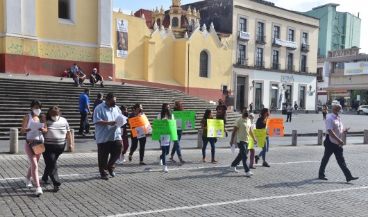Amigos y familiares de Nayeli Romero Díaz se manifestaron en las escalinatas  de la catedral para exigirle a las autoridades dar con su paradero; ella desapareció el 30 de julio en la colonia Camino Antiguo al Sumidero, donde el taxi que conducía fue encontrado abandonado. 