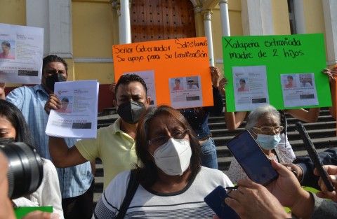 Amigos y familiares de Nayeli Romero Díaz se manifestaron en las escalinatas  de la catedral para exigirle a las autoridades dar con su paradero; ella desapareció el 30 de julio en la colonia Camino Antiguo al Sumidero, donde el taxi que conducía fue encontrado abandonado. 