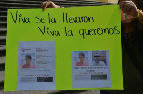 Amigos y familiares de Nayeli Romero Díaz se manifestaron en las escalinatas  de la catedral para exigirle a las autoridades dar con su paradero; ella desapareció el 30 de julio en la colonia Camino Antiguo al Sumidero, donde el taxi que conducía fue encontrado abandonado. 