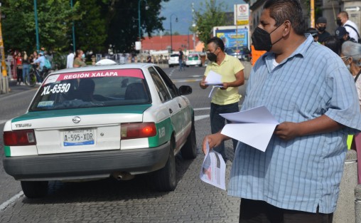 Amigos y familiares de Nayeli Romero Díaz se manifestaron en las escalinatas  de la catedral para exigirle a las autoridades dar con su paradero; ella desapareció el 30 de julio en la colonia Camino Antiguo al Sumidero, donde el taxi que conducía fue encontrado abandonado. 