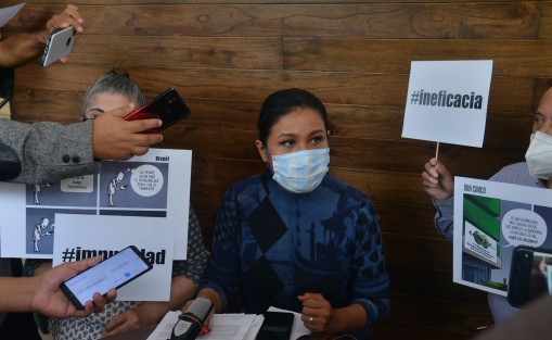 Teresa Carvajal Vázquez, representante legal de El Barzón de Resistencia Civil en el estado de Veracruz, A. C.,  exigió la renuncia de Oscar Rosado Jiménez, presidente de la Comisión Nacional para la Protección y Defensa de los Usuarios de Servicios Financieros (Condusef), al considerar que son ineficientes sus acciones al no resolver las quejas que presentan los afectados por las instituciones financieras.  