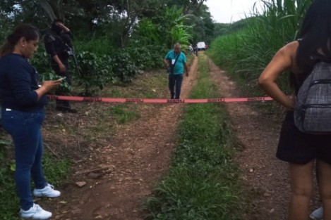  Los en cuerpos en estado de descomposición de dos personas adultas, fueron localizados sobre un camino de terracería ubicado en la carretera Coatepec-Tuzamapan, salida a Bella Esperanza en el municipio de Coatepec, lo que generó una intensa movilización policíaca en la zona.
