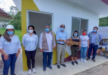 Con la presencia del Secretario de Desarrollo Social de Veracruz, Guillermo Fernández, y autoridades del municipio de Teocelo, Ver., se llevó a cabo la entrega de Cuartos Dormitorios del programa Mejoramiento a la Vivienda e Infraestructura Social Básica del Gobierno del Estado, aplicados en zonas de atención prioritaria de ese municipio.