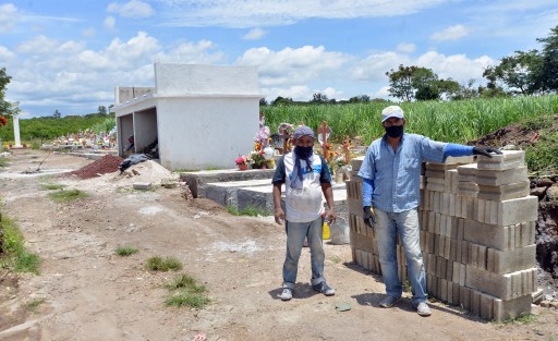 En la localidad de Tuzamapan, Ver.,  don Manuel y don Bartolomé trabajan a marchas forzadas en la construcción  de una nueva bóveda en la cual caben hasta tres difuntos de una sola familia. Esta modalidad, comentan, lleva al menos 2 años que se implementó en este panteón.
