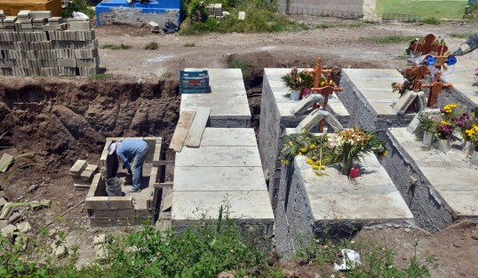 Como en muchos otros municipios de la entidad veracruzana, el cementerio de Tuzamapan se vio rebasado y ni las autoridades o los habitantes dicen por miedo o desinformación, cuántas personas a ciencia cierta han fallecido en esta pandemia, lo cierto es que al final de ésta se sabrá por el tamaño de los panteones, cuántos murieron.