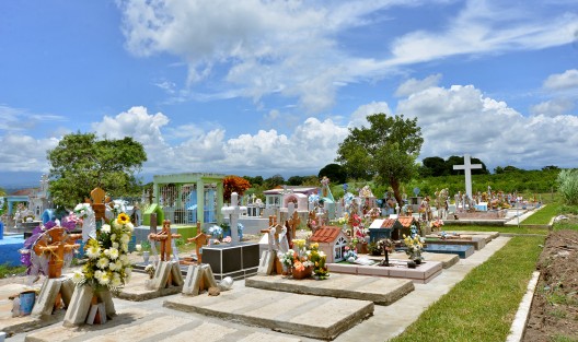 Como en muchos otros municipios de la entidad veracruzana, el cementerio de Tuzamapan se vio rebasado y ni las autoridades o los habitantes dicen por miedo o desinformación, cuántas personas a ciencia cierta han fallecido en esta pandemia, lo cierto es que al final de ésta se sabrá por el tamaño de los panteones, cuántos murieron.