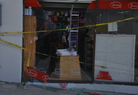 La madrugada de hoy un grupo de tres sujetos vandalizó uno de los cristales de la tienda Parisina que se encuentra en la esquina de las calles Juárez y Lucio del centro de Xalapa. Empleados del lugar dijeron que los policías cuidaron toda la noche para evitar robos a la tienda.  