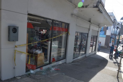 La madrugada de hoy un grupo de tres sujetos vandalizó uno de los cristales de la tienda Parisina que se encuentra en la esquina de las calles Juárez y Lucio del centro de Xalapa. Empleados del lugar dijeron que los policías cuidaron toda la noche para evitar robos a la tienda.  