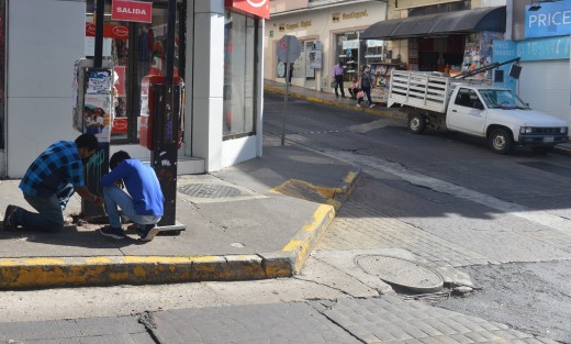 En el centro de Xalapa se observa el retiro de casetas telefónicas, las cuales, a más de obstruir el paso a peatones, especialmente a quienes presentan alguna discapacidad, ya están prácticamente en desuso. 