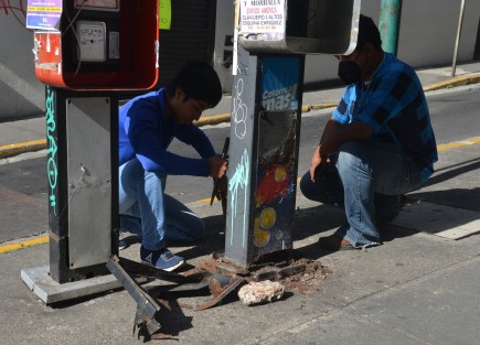 En el centro de Xalapa se observa el retiro de casetas telefónicas, las cuales, a más de obstruir el paso a peatones, especialmente a quienes presentan alguna discapacidad, ya están prácticamente en desuso. 