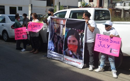 Familiares de July Raquel Flores Garfias se manifestaron en los juzgados de Pacho Viejo para exigir justicia, ya que niegan rotundamente la participación de su hija en el asesinato de quien fuera rectora de la Universidad Valladolid, Guadalupe Martínez Aguilar en junio de 2020.  