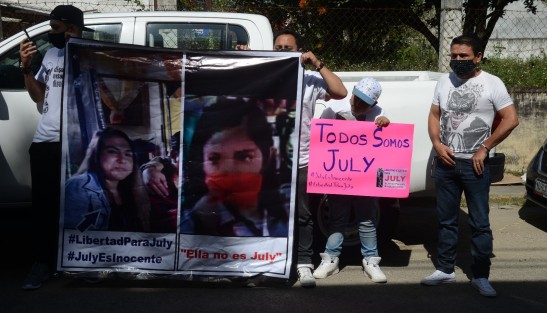 Familiares de July Raquel Flores Garfias se manifestaron en los juzgados de Pacho Viejo para exigir justicia, ya que niegan rotundamente la participación de su hija en el asesinato de quien fuera rectora de la Universidad Valladolid, Guadalupe Martínez Aguilar en junio de 2020.  