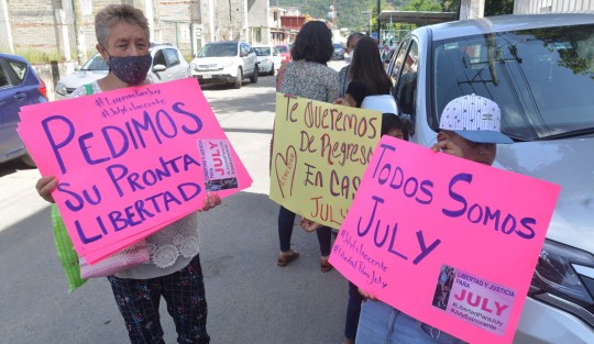 Familiares de July Raquel Flores Garfias se manifestaron en los juzgados de Pacho Viejo para exigir justicia, ya que niegan rotundamente la participación de su hija en el asesinato de quien fuera rectora de la Universidad Valladolid, Guadalupe Martínez Aguilar en junio de 2020.  