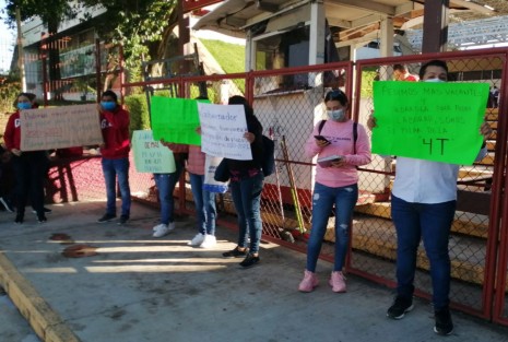 Maestros de diversos niveles y localidades se manifestaron afuera de oficinas centrales de la SEV, exigiendo plazas. Cabe señalar que mientras Normales egresan año con año más profesores, no se incrementa el número de escuelas ni matrícula, por lo que este es un reclamo constante para la SEV. 