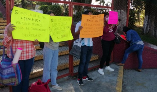 Maestros de diversos niveles y localidades se manifestaron afuera de oficinas centrales de la SEV, exigiendo plazas. Cabe señalar que mientras Normales egresan año con año más profesores, no se incrementa el número de escuelas ni matrícula, por lo que este es un reclamo constante para la SEV. 