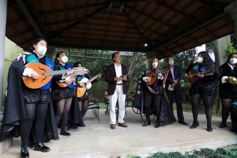 Durante la semana que concluye, el gobernador Cuitláhuac García Jiménez y el subsecretario de Turismo, Iván Martínez, recibieron a la Tuna Femenil de la Universidad Veracruzana, quienes les presentaron su primer CD <em>Me estoy enamorando</em>, y les hicieron la invitación al 8vo Festival de Tunas Femeniles a realizarse en la capital del estado los días 17 y 18 de septiembre. 
