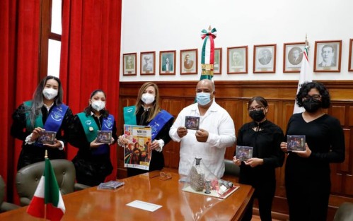 Integrantes de la Tuna Femenil de la Universidad Veracruzana continúan promoviendo su primer material grabado, por lo que este viernes visitaron al Secretario de Gobierno, Eric Cisneros, para entregarle su CD, fruto del trabajo de estas talentosas mujeres y con el apoyo especial del Gobierno que encabeza el Ingeniero Cuitláhuac García Jiménez. 