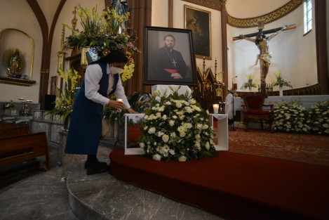 Luego de que se diera a conocer el fallecimiento del Arzobispo de Xalapa, Hipólito Reyes Larios, su imagen fue colocada a un lado del altar de la Catedral de Xalapa.
