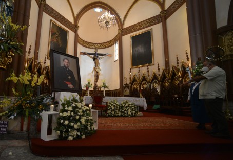 Luego de que se diera a conocer el fallecimiento del Arzobispo de Xalapa, Hipólito Reyes Larios, su imagen fue colocada a un lado del altar de la Catedral de Xalapa.