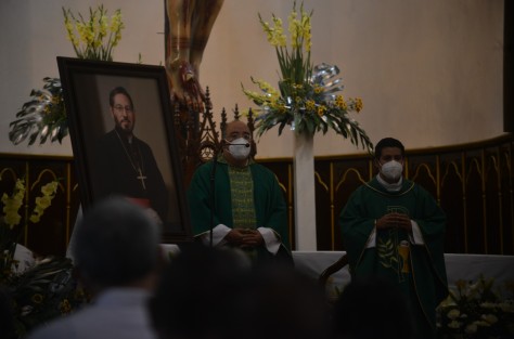 El párroco de la Catedral de  Xalapa, Pbro. Roberto Reyes Anaya, presidió la misa de la 12:30 hrs., misma que celebraba el Arzobispo Reyes Larios cada domingo. El sacerdote dijo a los fieles presentes que esta eucaristía era para celebrar haber podido contar con el Arzobispo, una persona sencilla, buen pastor, amable y siempre accesible a todos. 