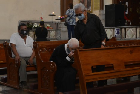 Con llanto, aplausos y oraciones, despiden los fieles al Arzobispo Hipólito Reyes Larios en la Catedral de Xalapa. 
