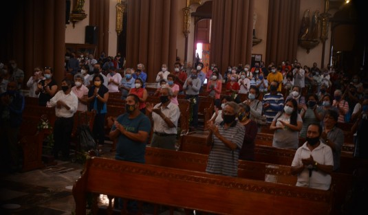 Con llanto, aplausos y oraciones, despiden los fieles al Arzobispo Hipólito Reyes Larios en la Catedral de Xalapa. 