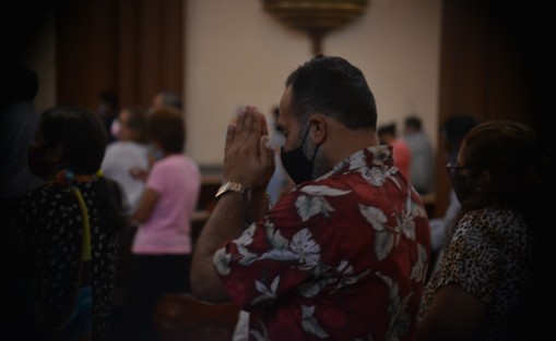 Con llanto, aplausos y oraciones, despiden los fieles al Arzobispo Hipólito Reyes Larios en la Catedral de Xalapa. 