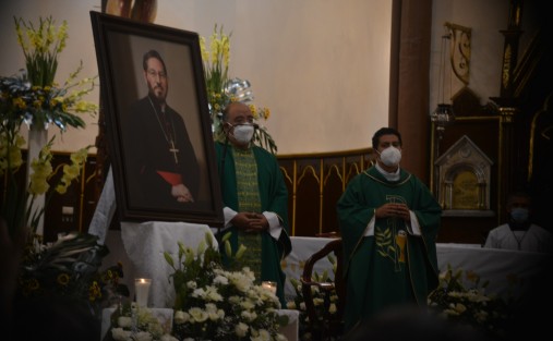 Se informó que los restos del Arzobispo Hipólito Reyes Larios serán velados en la Catedral, donde será sepultado. El acceso al recinto será restringido debido a la contingencia sanitaria por lo que autoridades religiosas invitan a los fieles a seguir las celebraciones por medios digitales y así evitar aglomeraciones. 